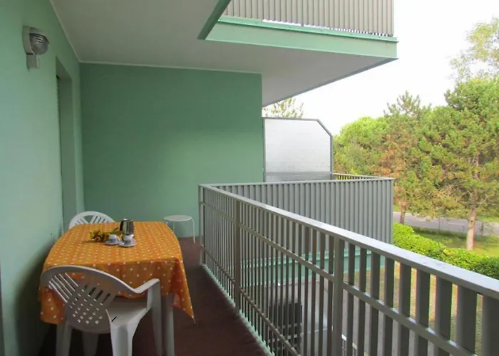 Vibrant In A Pool Paradise *