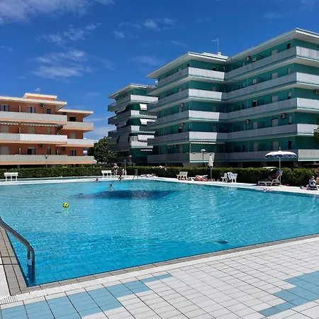 Vibrant In A Pool Paradise * Μπιμπιόνε