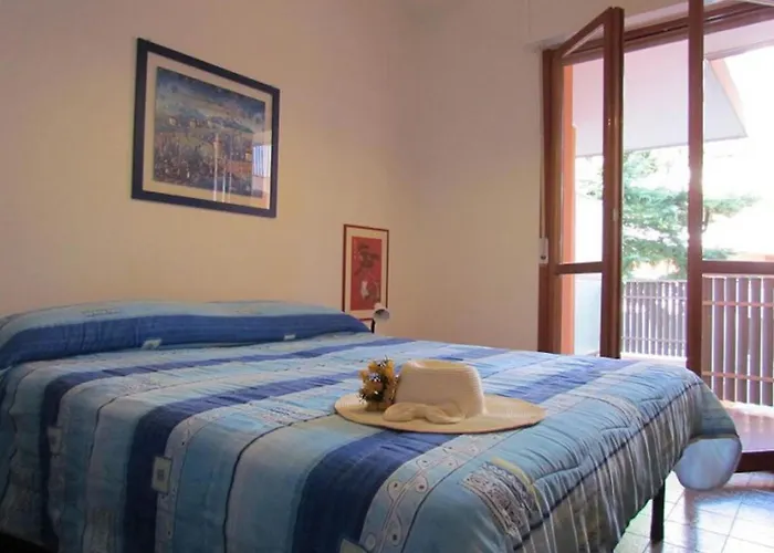 Vibrant In A Pool Paradise *